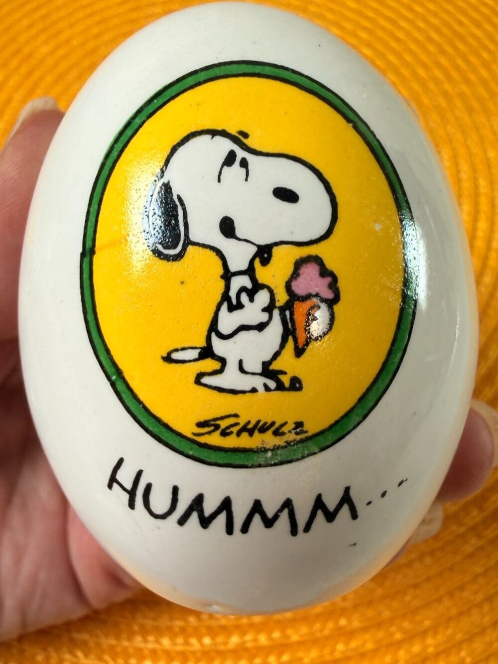 Vintage 1970's PEANUTS Snoopy Ceramic egg "HUMMM..."